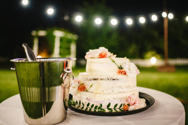 leichte buttercreme blumenkuchen nahaufnahme foto. stockfoto - bakery food defocused table stock-fotos und bilder