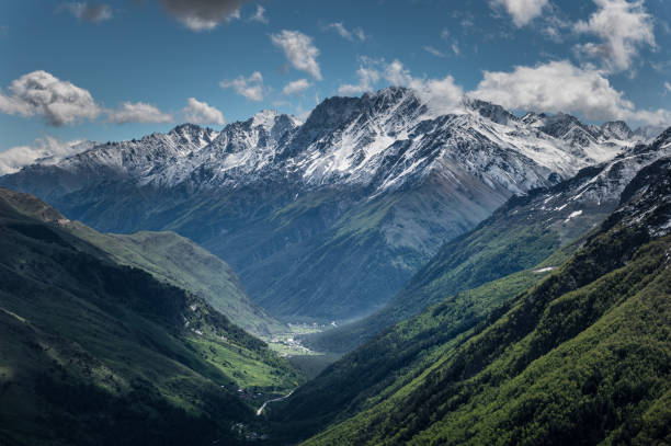 picos nevados de las montañas del cáucaso - cascada de hielo fotografías e imágenes de stock