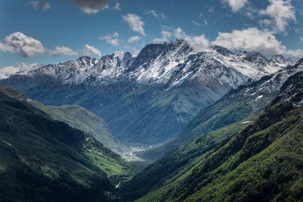 cime innevate delle montagne del caucaso - icefall foto e immagini stock