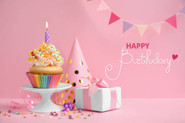 ¡feliz cumpleaños! composición con delicioso cupcake sobre fondo rosado - ribbon nobody cupcake celebration fotografías e imágenes de stock