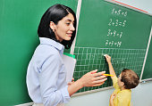 kleines-kind-ein-junge-in-einem-gelben-t-shirt-und-brille-schreibt-mit-kreide-auf-einer-tafel.jpg?b=1&s=170x170&k=20&c=tqTRx65r8E-OCkJZo4vsHq9jKBqhTDLZ72ODTmAZynk=