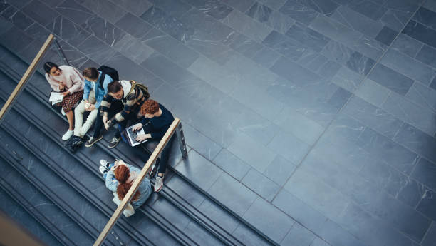 jóvenes que estudian en el campus universitario - campus fotografías e imágenes de stock