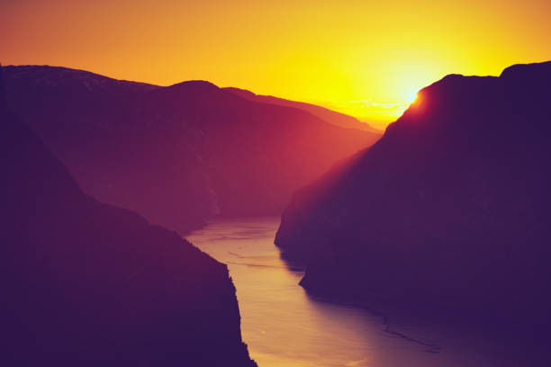 paysage de fjord au coucher du soleil, norvège - aurlandfjord photos et images de collection