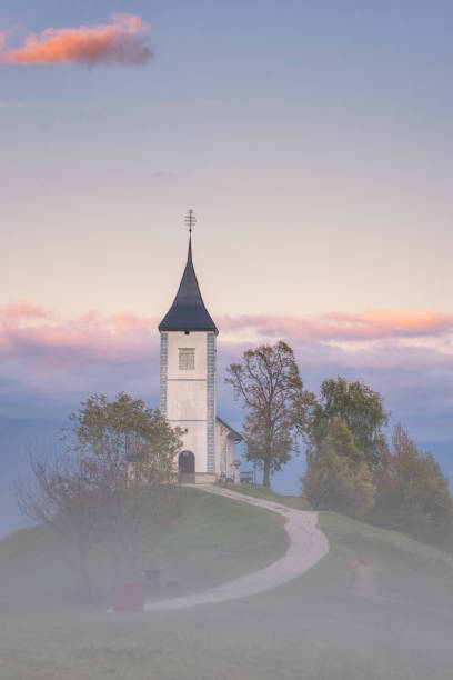 일몰, 알프스 산맥, 슬로베니아에서 잠크교회 세인트 프리무스와 펠리시안의 경치. 구름이 있는 보도와 하늘, 야외 여행 배경이 있는 아름다운 풍경 - primus 뉴스 사진 이미지