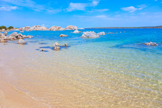 fantástica playa en la costa smeralda, isla de cerdeña, italia - alghero fotografías e imágenes de stock