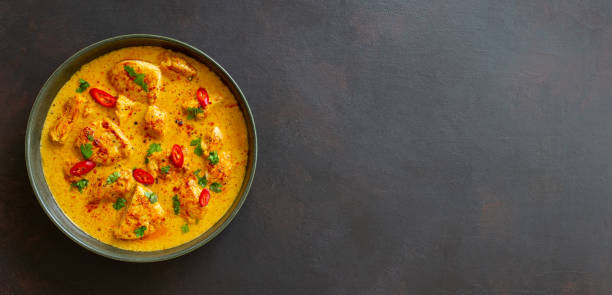 pollo tikka masala curry con hierbas y pimientos. comida india. cocina nacional. - chicken tandoori fotografías e imágenes de stock