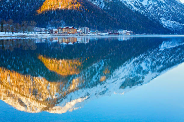 achensee en una mañana de invierno, tirol, austria - austria village chalet ski resort fotografías e imágenes de stock