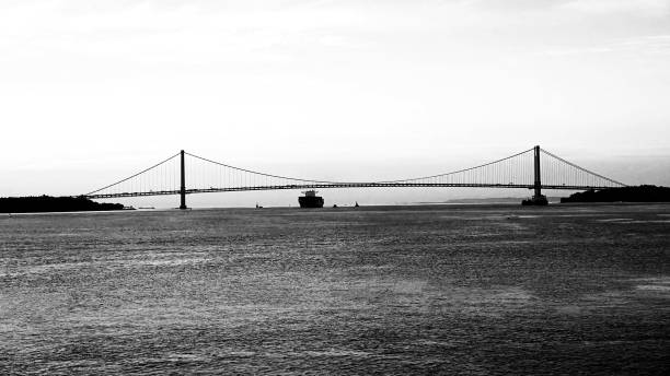 schiff unter der golden gate bridge in san francisco hindurch - san francisco county california usa san francisco bay stock-fotos und bilder