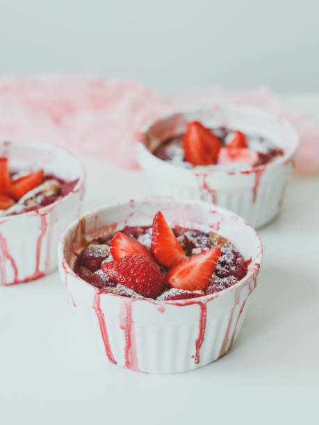 hausgemachte clafoutis mit erdbeeren, ein traditioneller französischer süßer obstkuchen aus dem sommer. - clafoutis stock-fotos und bilder