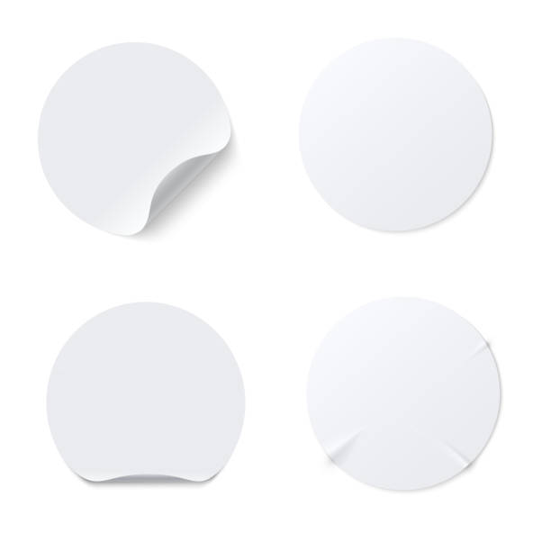 realistische vorlage aus weißem runden papier klebeaufkleber mit gebogenen rand auf weißem hintergrund isoliert. - etikett stock-grafiken, -clipart, -cartoons und -symbole
