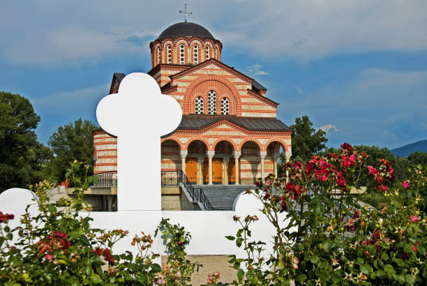 templo ortodoxo de san basilio de ostrog en la ciudad de nis - ostrog fotografías e imágenes de stock