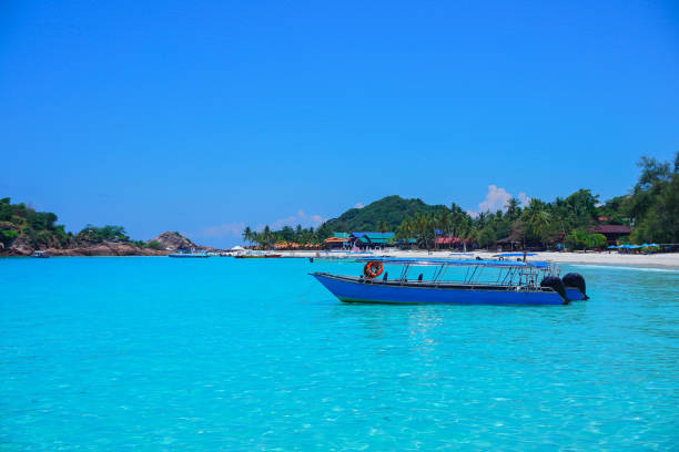 łódź na czystej wodzie w pobliżu redang island, terengganu, malezja - asia color image horizontal terengganu zdjęcia i obrazy z banku zdjęć