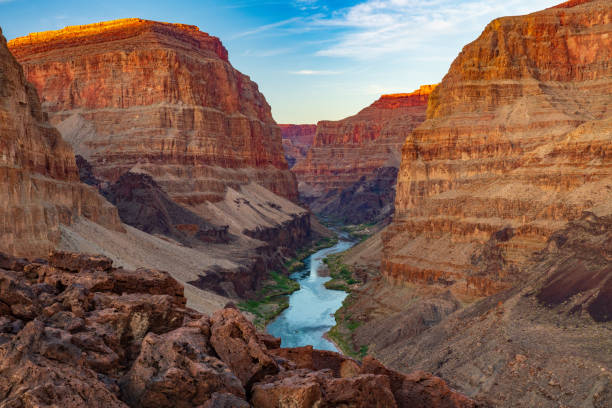 последнее солнце дня освещает вершину скал в гранд-каньоне - canyon стоковые фото и изображения