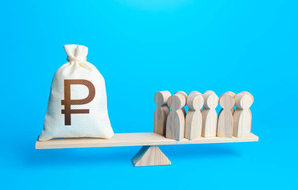 A bag of russian rubles and people on scales. Payment of staff salaries. Staff maintenance. Investors investments, shareholders. Financial support. Profit from worker productivity. Taxpayers concept una bolsa de rublos rusos y personas en escamas. pago de los salarios del personal. mantenimiento del personal. inversores inversores, accionistas. apoyo financiero. benefátese de la productividad de los trabajadores. concepto de contribuyentes