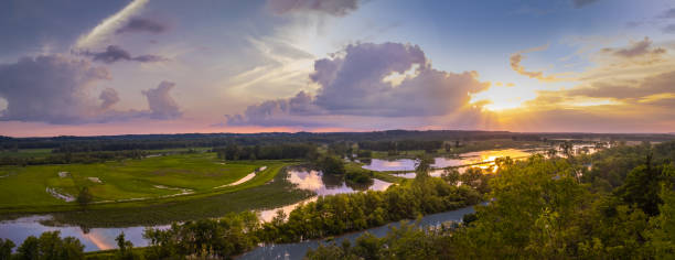 spektakularna panorama zalewu rzeki missouri przekształcona w obszar ochrony przyrody o zachodzie słońca - rzeka missouri zdjęcia i obrazy z banku zdjęć