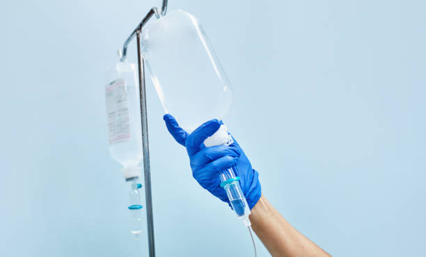 nurse's hand preparing an intravenous drip nurse's hand preparing an intravenous drip iv drip photos stock pictures, royalty-free photos & images