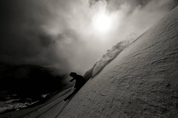 esquiador de fondo desciende la cresta nevada de la montaña - determination telemark skiing exploration winter fotografías e imágenes de stock