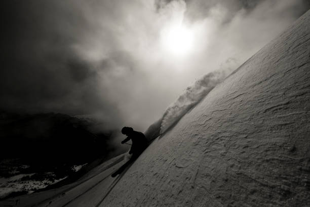 esquiador sertanejo desce montanha snowy ridge - telemark skiing skiing ski moving down - fotografias e filmes do acervo