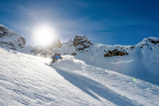 snowboarder backcountry desciende la cresta nevada de la montaña - determination telemark skiing exploration winter fotografías e imágenes de stock