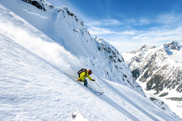 esquiador sertanejo desce montanha snowy ridge - telemark skiing skiing ski moving down - fotografias e filmes do acervo