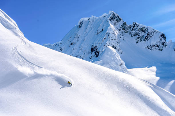 esquiador sertanejo desce montanha snowy ridge - telemark skiing skiing ski moving down - fotografias e filmes do acervo