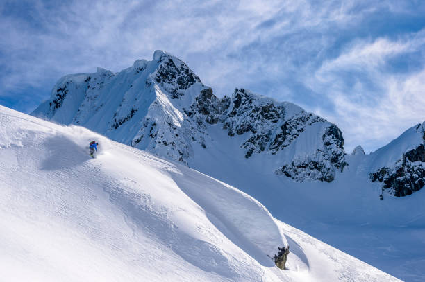 esquiador sertanejo e snowboarder descem montanha snowy ridge - telemark skiing skiing ski moving down - fotografias e filmes do acervo