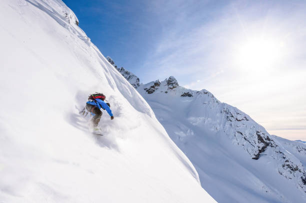 snowboarder sertanejo desce montanha snowy ridge - telemark skiing skiing ski moving down - fotografias e filmes do acervo