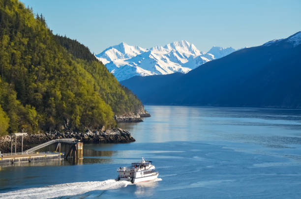 물 위에 산과 보트와 알래스카의 풍경. 알래스카의 파노라마 공중 보기. - glacier bay national park 뉴스 사진 이미지