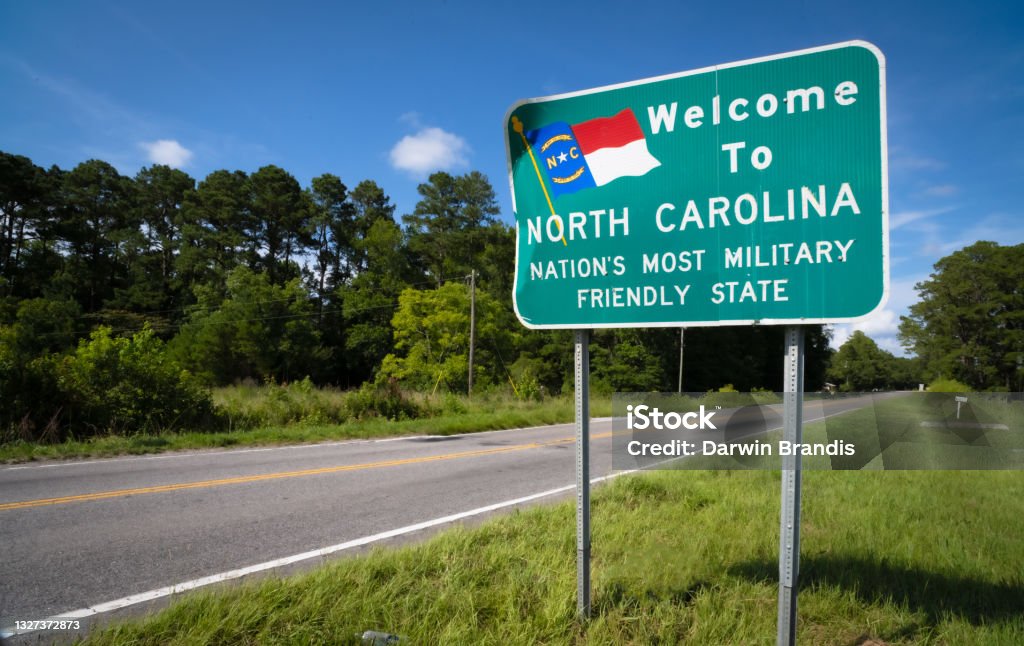 Welcome to North Carolina A sign welcomes travelers to the US state of North Carolina. Camp Lejeune Stock Photo