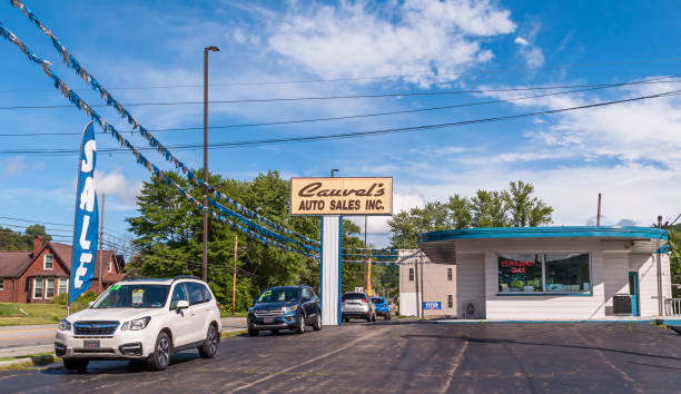 미국 펜실베이니아 주 리노의 62번 국도를 따라 카벨의 자동차 판매 - car stationary blue sky 뉴스 사진 이미지