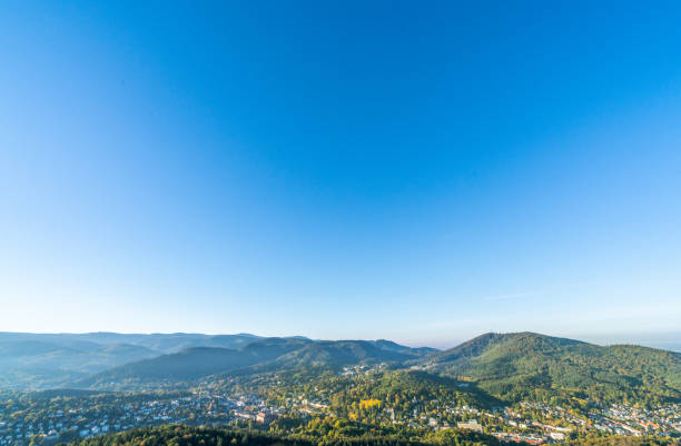 vista ad alto angolo delle cime delle montagne a friburgo, germania sotto il cielo blu in autunno, vista aerea - black forest forest sky blue foto e immagini stock