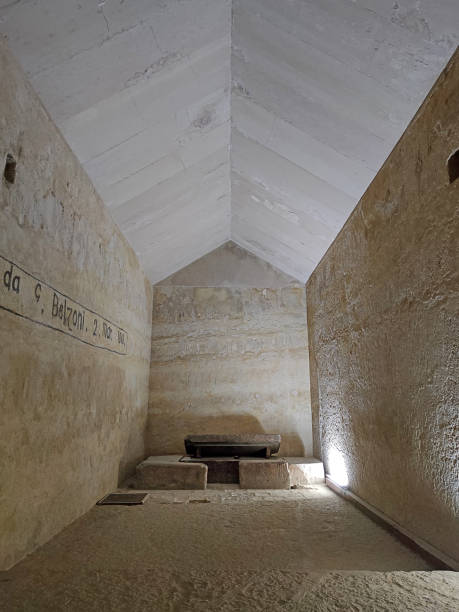 vista dell'antica cripta all'interno della seconda grande piramide di giza. il cairo, egitto. la tomba dei faraoni. - catacomb foto e immagini stock