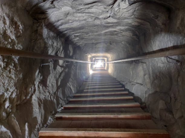 scalinata della tomba al centro di una piramide di snefru, dahshur. cairo. egitto. luce alla fine del tunnel. l'aldilà degli antichi faraoni egiziani - snofru foto e immagini stock