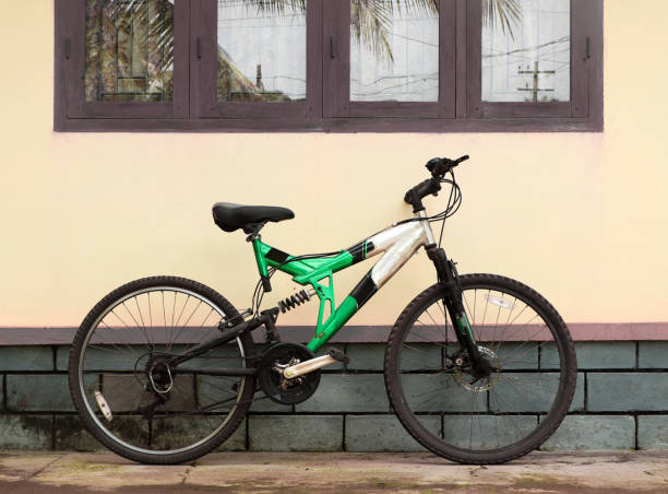 bicicletta sportiva - wheel cycling nobody outdoors foto e immagini stock