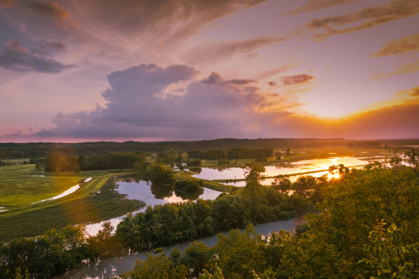 belle vue sur la plaine inondable de la rivière missouri convertie en zone de conservation de la faune au coucher du soleil - farm lake photos et images de collection