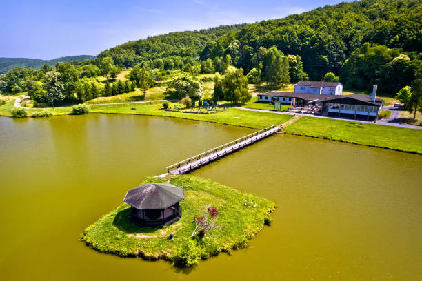 lago podgarico e vista para a paisagem verde - koprivnica croatia - fotografias e filmes do acervo