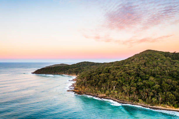 die surfpause im noosa nationalpark von oben gesehen. - coastline noosa heads australia landscape stock-fotos und bilder