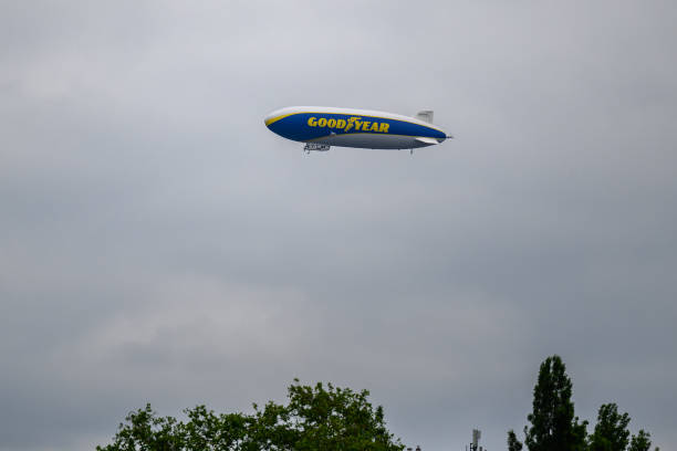 dirigeable goodyear survolant londres - goodyear blimp photos et images de collection