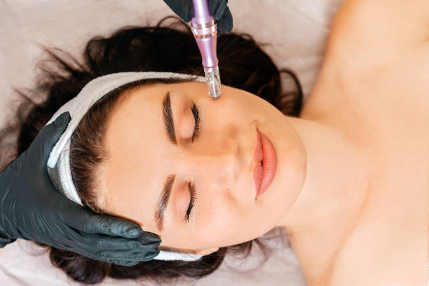 전문 스킨 케어. 여성의 얼굴의 분수 중피의 아름다움 치료. 맨 위 보기입니다. 미용및피부과의 개념 - beauty treatment 뉴스 사진 이미지