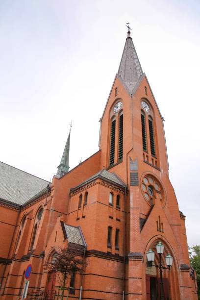 Our Saviour's Church, Haugesund, Norway. The church was designed by Architect Einar Halleland. The building is constructed in red brick new gothic style. The tower is 160 feet high. The church was dedicated in 1901. iglesia de nuestro salvador, haugesund, noruega. la iglesia fue diseñada por el arquitecto einar halleland. el edificio está construido en ladrillo rojo de nuevo estilo gótico. la torre tiene 160 pies de altura. la iglesia fue dedicada en 1901.