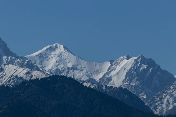 вид на горные вершины, где висят огромные снежные глыбы - kazakhstan glacier snow mountain view стоковые фото и изображения