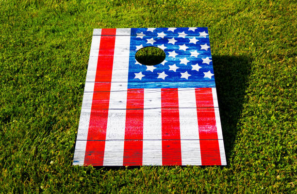 アメリカ国旗として塗装されたコーンホールボード - cornhole leisure games outdoors color image ストックフォトと画像