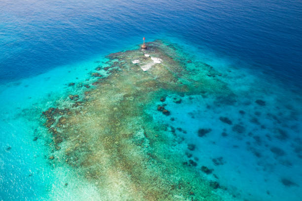 águas rasas do golfo pérsico, arábia saudita - rock lighthouse nautical vessel nature - fotografias e filmes do acervo