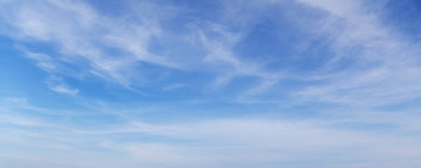 ciel bleu avec des nuages de cirrus blancs sur une journée, fond - ozone layer photos et images de collection