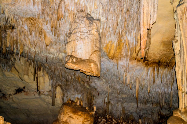 cueva de goteo con estalactitas y estalagmitas - dripstone fotografías e imágenes de stock