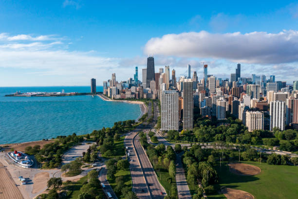 City on the lake Aerial photo of a downtown skyline along the lake chicago stock pictures, royalty-free photos & images