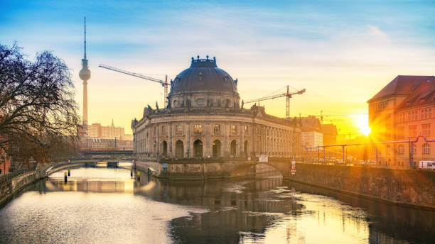 museumsinsel in berlin bei sonnenaufgang - berlin cathedral berlin germany museum island sunlight stock-fotos und bilder