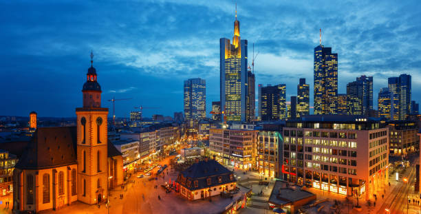 夕暮れ時のフランクフルトのパノラマビュー - frankfurt germany night skyline ストックフォトと画像