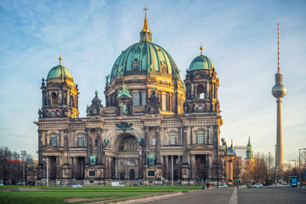 berlin cathedral aka berliner dom at sunset - berlin cathedral berlin germany museum island sunlight imagens e fotografias de stock