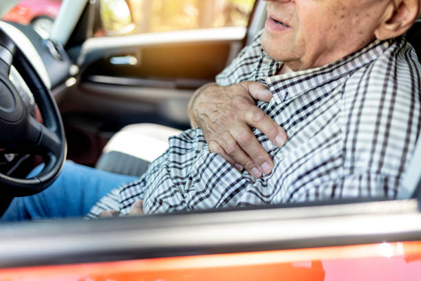 anciano mayor que sufre de ataque al corazón en el coche. - human hand help pain heart attack fotografías e imágenes de stock